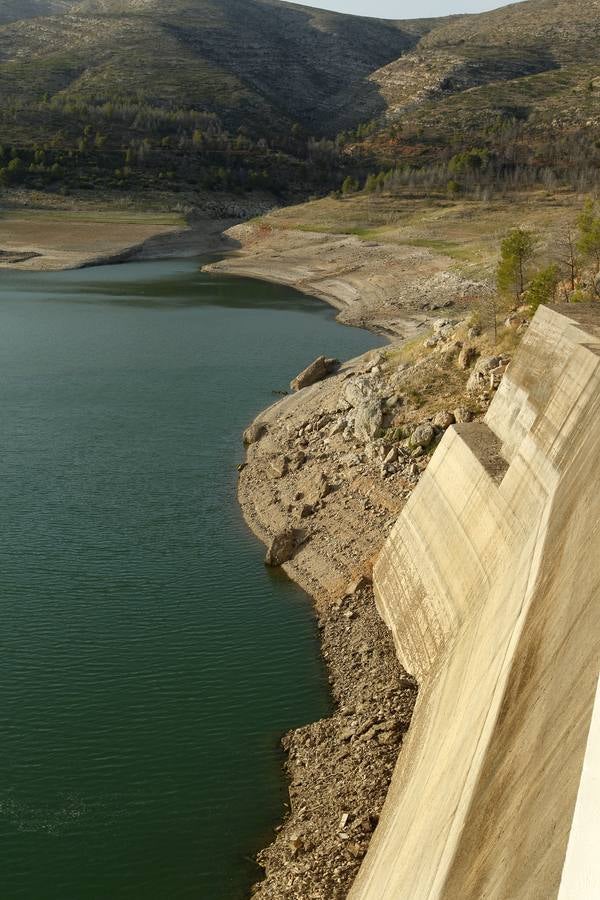 Embalse de Forata. En la imagen se puede apreciar la caída del nivel del agua.