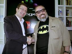 El director del Instituto de la Cinematografía y las Artes Audiovisuales (ICAA), Ignasi Guardans (i), y el director de cine Alex de la Iglesia, en la semana del cine español en Los Ángeles./ Efe