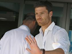 El nuevo centrocampista del Real Madrid Xabi Alonso ha superado con éxito el reconocimiento médico. / Efe