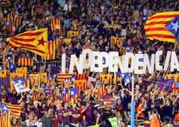Imagen del Camp Nou en los prolegómenos del encuentro ante el Madrid. / Efe