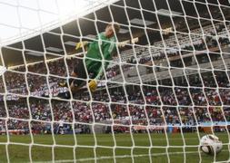 Neuer (Alemania), trata de evitar el gol que no subio al marcador y que a la postre sirvió de polémica durante el pasado Mundial de Sudáfrica. / Efe
