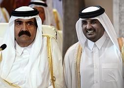 El emir de Qatar y su hijo el jeque Tamim bin Hamad al Thani. / Afp