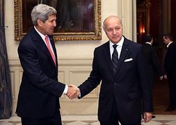 Laurent Fabius (d.) da la bienvenida a John Kerry. / Afp