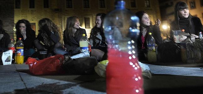 Un grupo de jóvenes, en un botellón. / Archivo