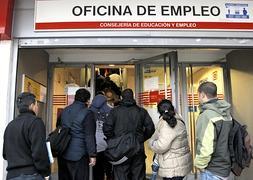 Colas a la entrada de una Oficina de Empleo. / Archivo