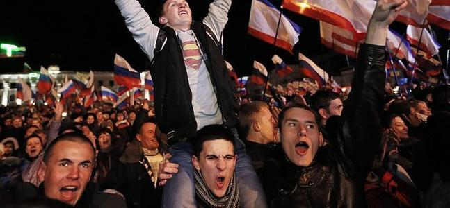 Prorrusos en Simferópol celebrando el resultado. / Foto: Viktor Drachev (Afp) | Vídeo: Atlas