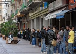 Una cola para entrar en la oficina de empleo. / Archivo