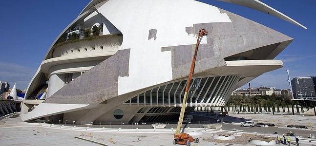 Varios empleados quitan el mosaico de la cubierta del 'Palau de les Arts'. / Archivo