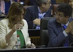 La presidenta andaluza, Susana Díaz, junto al vicepresidente Diego Valderas (d). / EFE