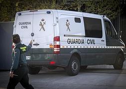 Un furgón de la Guardia traslada al extesorero del PP Luis Bárcenas . / EFE