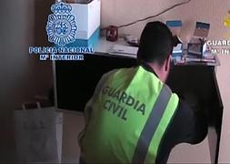 Un guardia civil, durante el registro de un domicilio. / G. C.