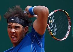 Nadal golpea la pelota durante un partido en Montecarlo. / Eric Gaillard (Reuters)