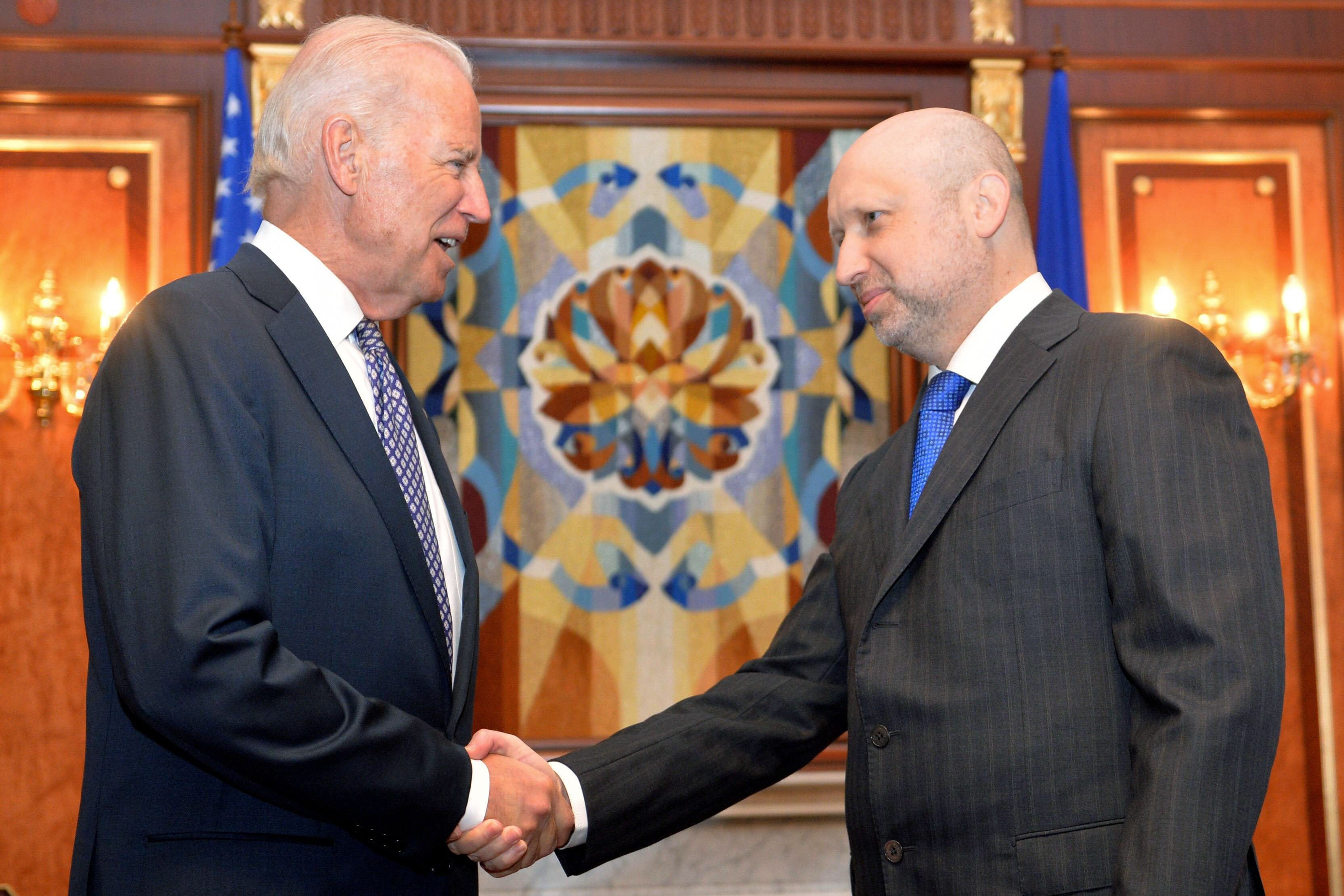 Joe Biden saluda a Turchinov. 