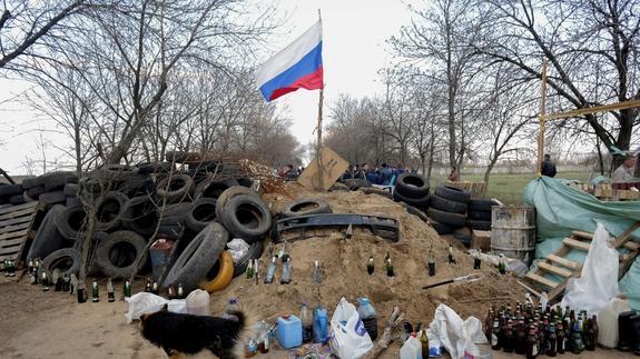 Protestantes prorrusos construyen una barricada a la entrada de la base aérea. 