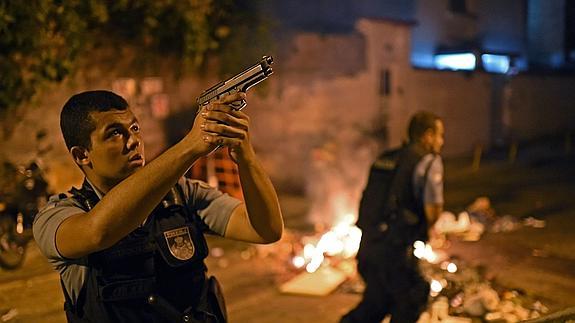 Dos miembros de las Fuerzas Especiales de la Policía de Brasil toman posiciones en Copacabana.