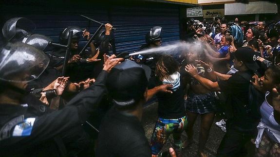 La Policía se enfrenta a habitantes de la favela Pavao-Pavaozinho, en Río de Janeiro