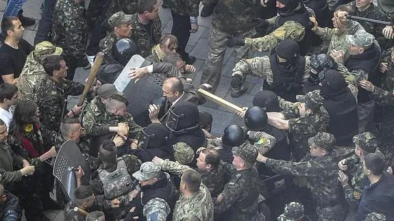 Militantes ucranianos de las denominadas autodefensas del Maidán forcejean con miembros de las fuerzas especiales de la policía ucraniana 