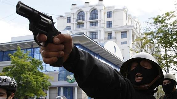 Un prorruso amenaza con una pistola a proucranianos en Odessa. 