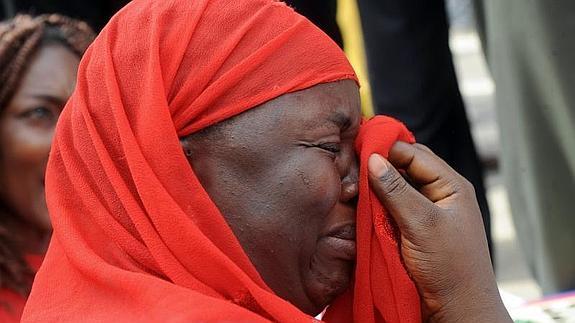 La madre de una de las niñas secuestradas llora durante una concentración