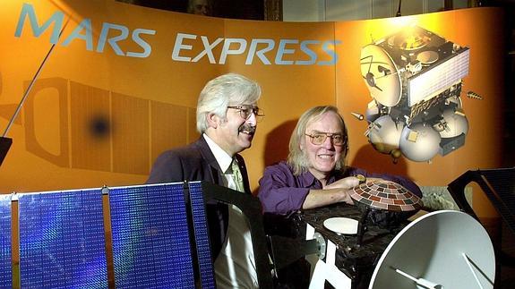 El profesor Colin Pillinger (dcha.)