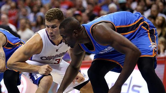 Ibaka, junto a Griffin 