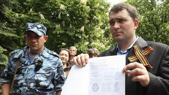 El presidente de la comisión electoral de la República Popular de Lugansk, Alexander Malihin (dcha)