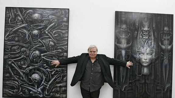 HR Giger, junto a dos de sus obras. 