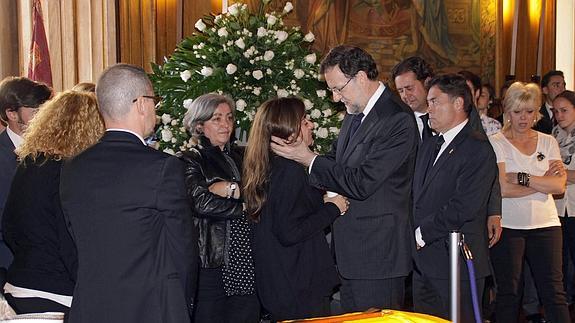 Mariano Rajoy ofrece sus condolencias a Loreto Carrasco, hija de la víctima. 