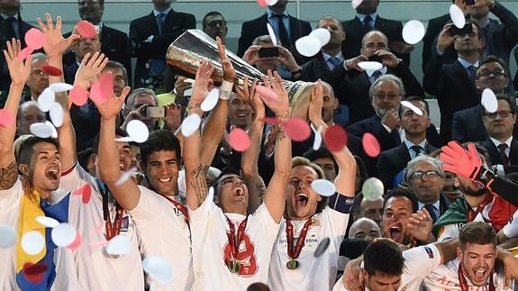 Los futbolistas del Sevilla celebran la Liga Europa.  