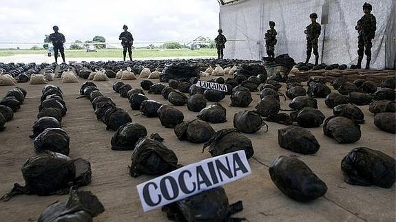Militares custodian las cuatro toneladas de cocaína decomisadas en 2013 en Timbiquí (Cauca)