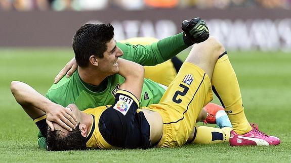 Courtois celebra con Godin el título liguero. 