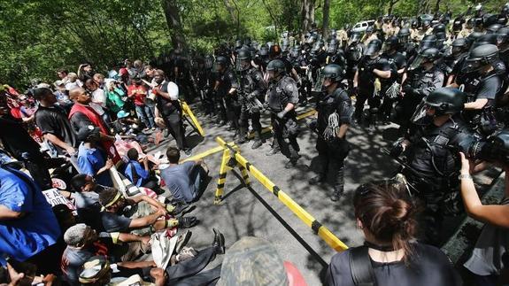 Un cordón policial vigila a los manifestantes 