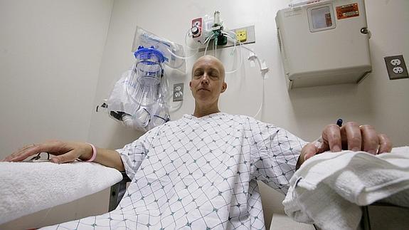Un enfermo de cáncer, en quimioterapia.