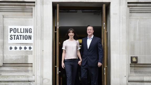 David Cameron y su esposa salen del colegio electoral. 