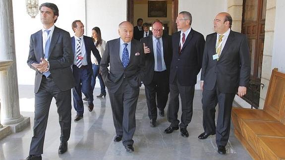 Enríquez, García, Lodeiro, Gallardón y Pérez, a su entrada al Hospital Real.