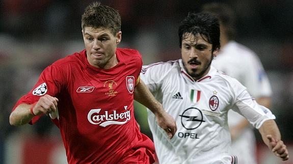 Gerard se zafa de Gattuso en la final de Champions de la remontada del Liverpool al Milan.