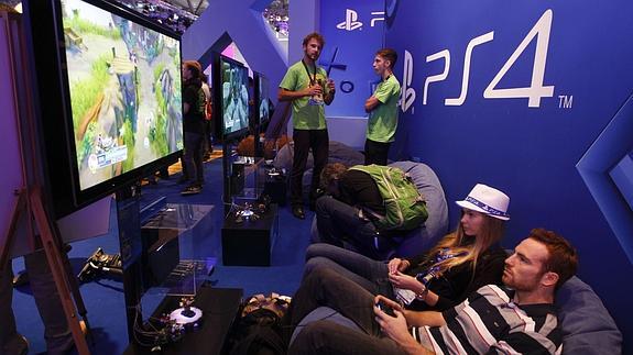 Dos personas prueban Playstation 4.