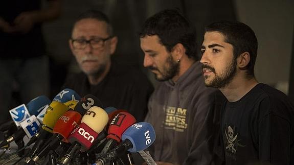 Los portavoces del colectivo de Can Vies, durante la rueda de prensa