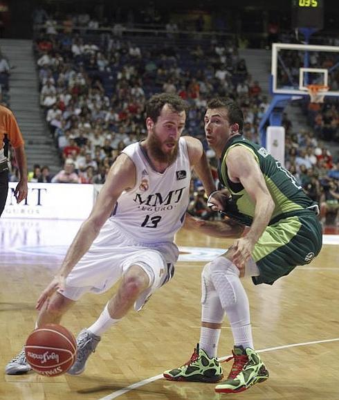 Sergio Rodríguez trata de avanzar con el balón