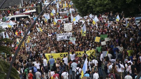 Manifestación contra las prospecciones petrolíferas en Santa Cruz de Tenerife. 