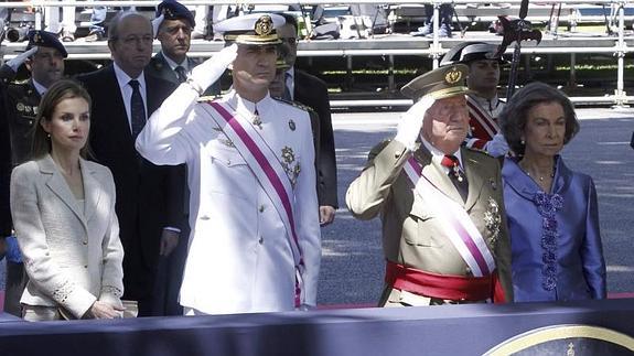 El rey Juan Carlos y el Príncipe de Asturias, junto a la reina Sofía y la princesa Letizia. 