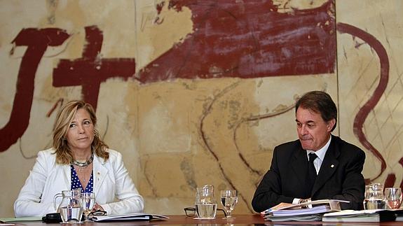 El presidente de la Generalitat de Cataluña, Artur Mas, y la vicepresidenta, Joana Ortega, hoy durante la reunión semanal del Govern. 