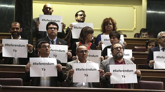 Diputados de IU, con carteles en el Congreso. 