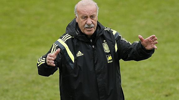 Vicente del Bosque da instrucciones en un entrenamiento. 