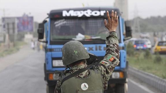 Un soldado de la armada afgana detiene un vehículo para su posterior inspección