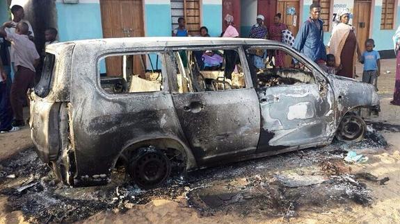 Un coche calcinado por una bomba. 