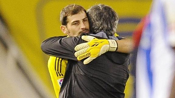 Casillas abraza a Mourinho.