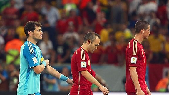 Los jugadores marchan al vestuario tras la derrota ante Chile.