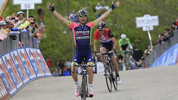 Ulissi celebra su triunfo en Montecopiolo. 