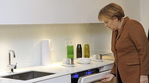 Angela Merkel visita una casa domótica en Berlín. Reuters